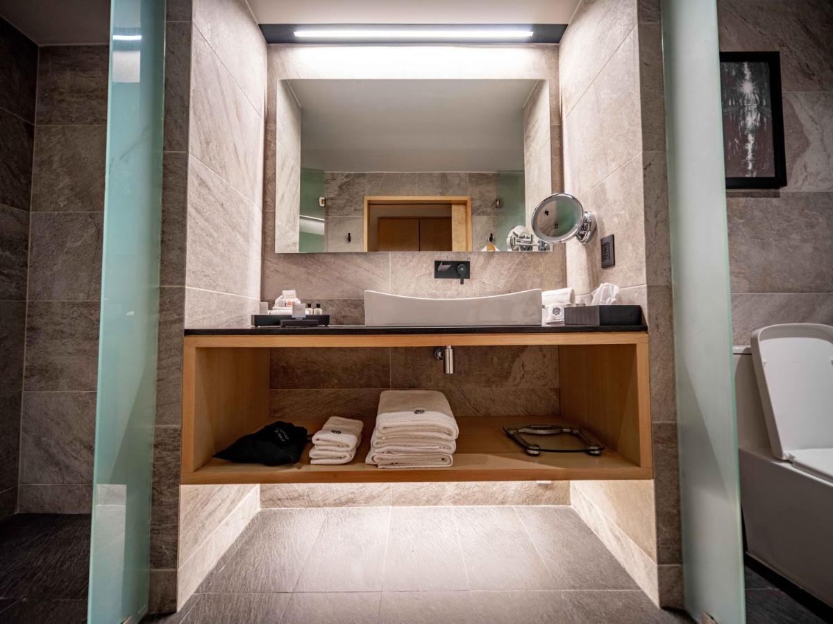 Galeria Plaza San Jeronimo Hotel เม็กซิโกซิตี้ ภายนอก รูปภาพ Bathroom
