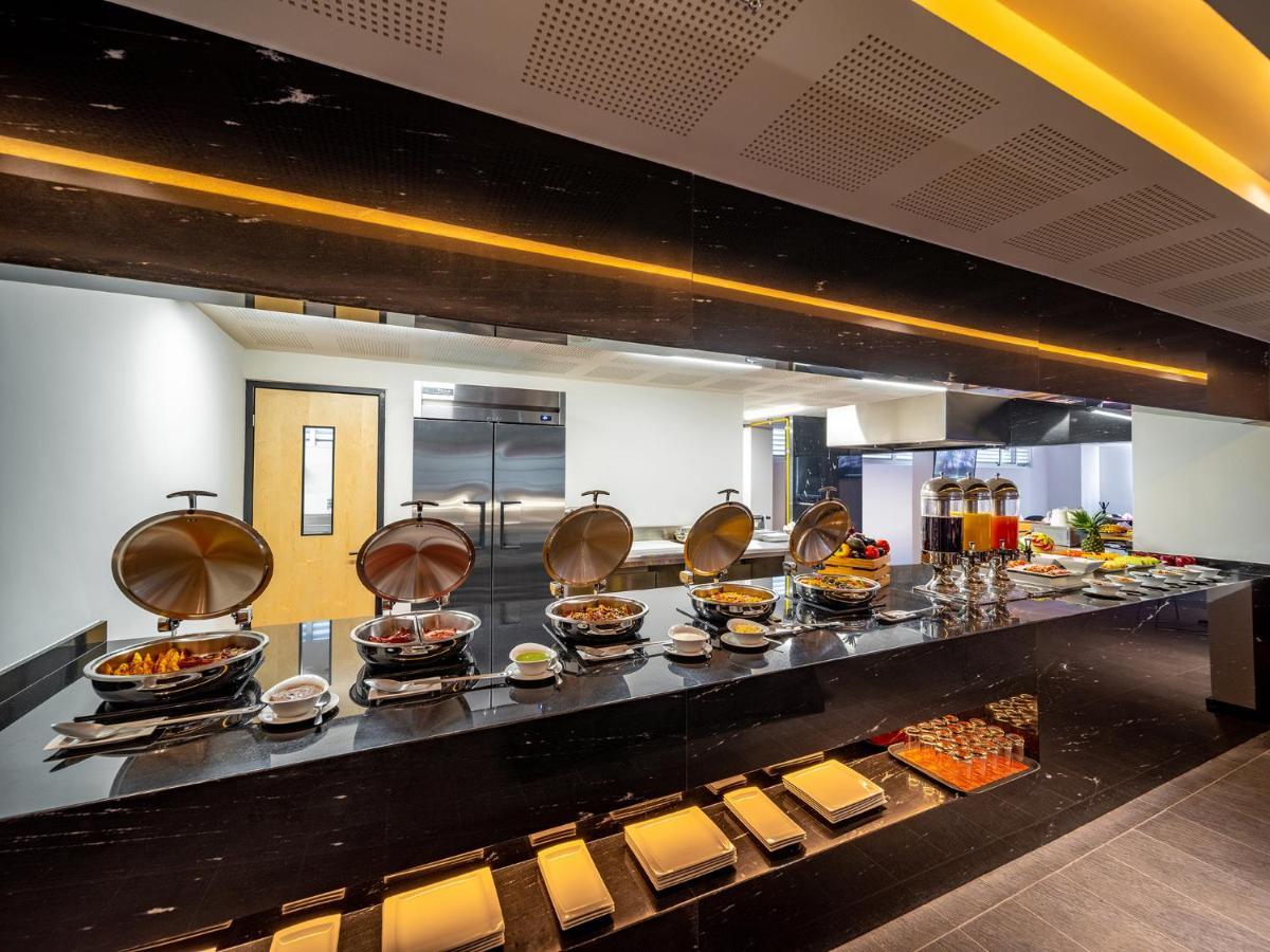 Galeria Plaza San Jeronimo Hotel เม็กซิโกซิตี้ ภายนอก รูปภาพ The buffet at the lounge