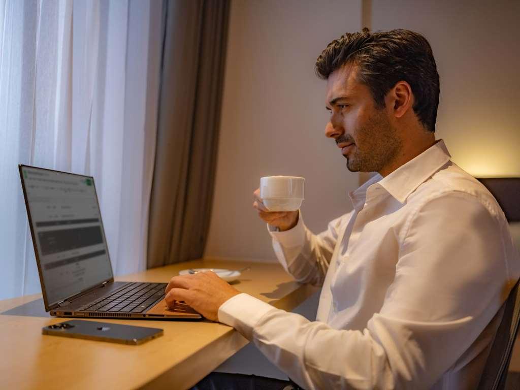 Galeria Plaza San Jeronimo Hotel เม็กซิโกซิตี้ ห้อง รูปภาพ A man working on a laptop
